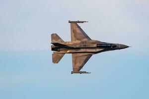 polonês ar força cadeado f-16 brigando falcão lutador jato avião vôo. aviação e militares aeronaves. foto