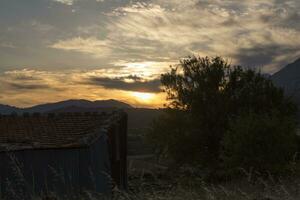 pôr do sol em a Abruzzo colinas dentro Itália com velho ferramenta galpão foto