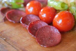defumado salame linguiça e tomate refeição em mesa foto