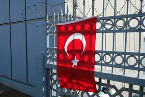 turco bandeira suspensão em a janela foto