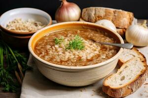 francês cebola sopa mingau com chalota aparas de madeira servido dentro uma brilhante bege tigela. uma reconfortante e delicioso refeição. generativo ai foto