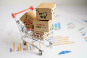 compras on-line, caixa de carrinho de compras no gráfico de negócios, exportação de importação, comércio financeiro. foto