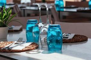mesa azul configurada em restaurante ou café ao ar livre foto