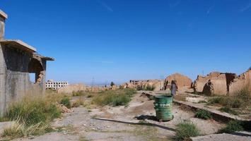 vista da paisagem de uma pequena cidade no deserto, um local de filmagem em gansu china foto