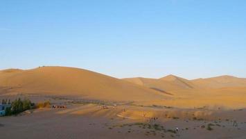 bela vista da paisagem ao anoitecer do deserto em dunhuang gansu china. foto