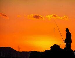 pesca ao pôr do sol foto