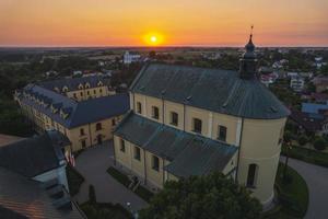 drohiczyn, polônia 2021 - vista aérea da catedral durante o pôr do sol foto