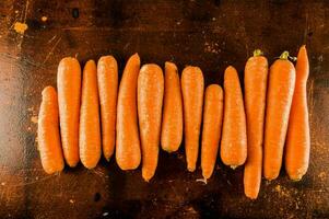 uma linha do cenouras em uma mesa foto
