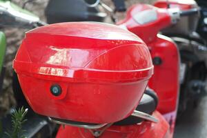 armazenamento vermelho caixa em costas do motocicleta. foto