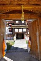 porta de madeira no tibetano arou da templo em qinghai china.