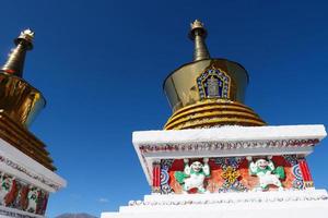 monastério budista tibetano arou da templo em qinghai china. foto