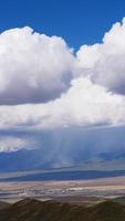 campos de qilian de céu azul em qinghai china foto