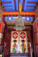 bela pintura interior no templo de arou da em qinghai china. foto