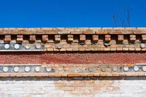 parede de tijolos retrô em monastério budista tibetano em arou do templo