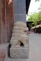 estátua de leão de pedra no templo de tulou da montanha beishan em xining china.