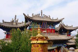 templo da montanha nanshan em xining qinghai china. foto