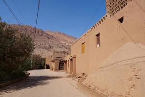 velha casa no vale da vila de tuyoq inturpan xinjiang, província china. foto