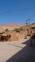 velha casa no vale da vila de tuyoq inturpan xinjiang, província china. foto