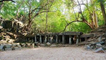 Beng Meal e ruínas de um templo antigo em Sieam Ream, Camboja foto