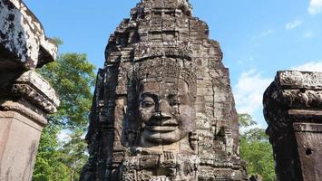 torre de frente no templo bayon, siem reap cambodia foto