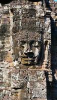 torre de frente no templo bayon, siem reap cambodia foto