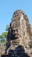 torre de frente no templo bayon, siem reap cambodia foto