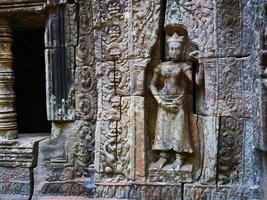 escultura em pedra no templo ta som, siem reap cambodia. foto