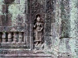 escultura em pedra no templo ta som, siem reap cambodia. foto