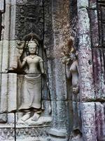 escultura em pedra no templo ta som, siem reap cambodia. foto