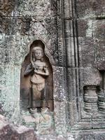 escultura em pedra no templo ta som, siem reap cambodia. foto