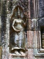 escultura em pedra no templo ta som, siem reap cambodia. foto