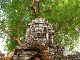 ruína de pedra no templo ta som no complexo de angkor wat, siem reap cambodia. foto