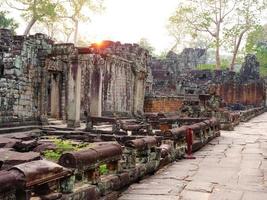 arquitetura de pedra ao pôr do sol em preah khan foto
