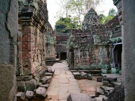 arquitetura de pedra demolida no templo preah khan, em siem reap cambodia foto