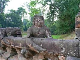 escultura em pedra no templo preah khan, complexo angkor wat, siem, colha foto