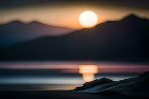 a Sol é configuração sobre uma lago e montanhas. gerado por IA foto