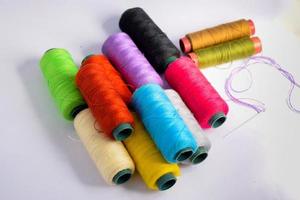 fios têxteis, carretel de linhas de costura de roupas coloridas foto