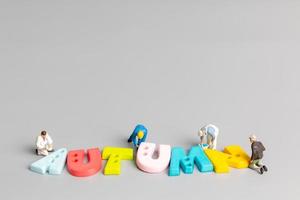 equipe de trabalho de pessoas em miniatura pintando outono com lugar para texto foto