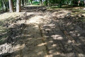 sujo lavado escavado estrada durante reparar. rastrear sem Difícil superfície foto