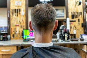 profissional cabeleireiro cortes uma do homem cabelo. Visita para a barbeiro fazer compras foto