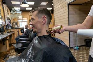 profissional cabeleireiro cortes uma do homem cabelo. Visita para a barbeiro fazer compras foto