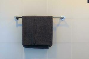 fechar-se toalha suspensão em varal de roupas dentro a banheiro com espaço para Texto:% s foto