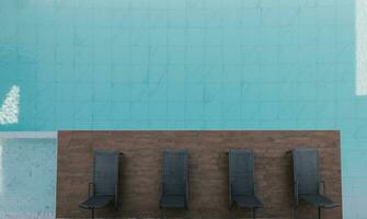 uma topo Visão a partir de uma natação piscina, com madeira cadeira foto