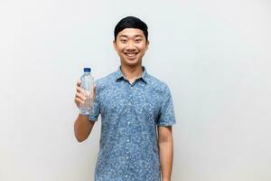 positivo ásia homem azul camisa aguarde garrafa do água feliz sorrir isolado foto