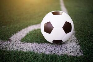 bola de futebol na linha branca no estádio foto