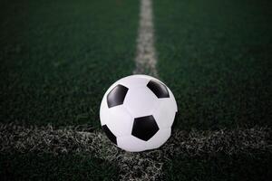 bola de futebol na linha branca no estádio foto