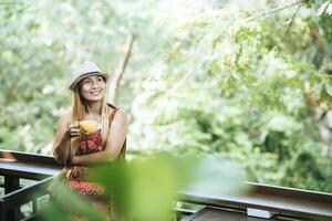 jovem feliz com café com leite pela manhã foto