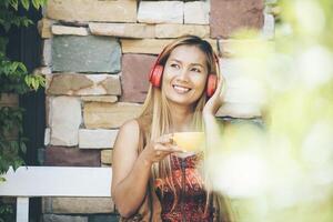 jovem feliz relaxando ouvindo música favorita no café foto