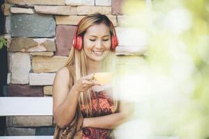 jovem feliz relaxando ouvindo música favorita no café foto