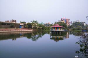 lindo panorama Visão do rasel parque lago dentro narayanganj cidade, Bangladesh foto